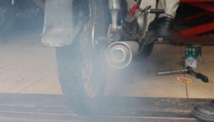 Xe máy nhả khói đen – Nguyên nhân và cách khắc phục