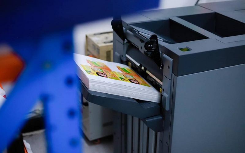 n Hiệp Nhất đầu tư máy móc in brochure hiện đại, màu in chuẩn