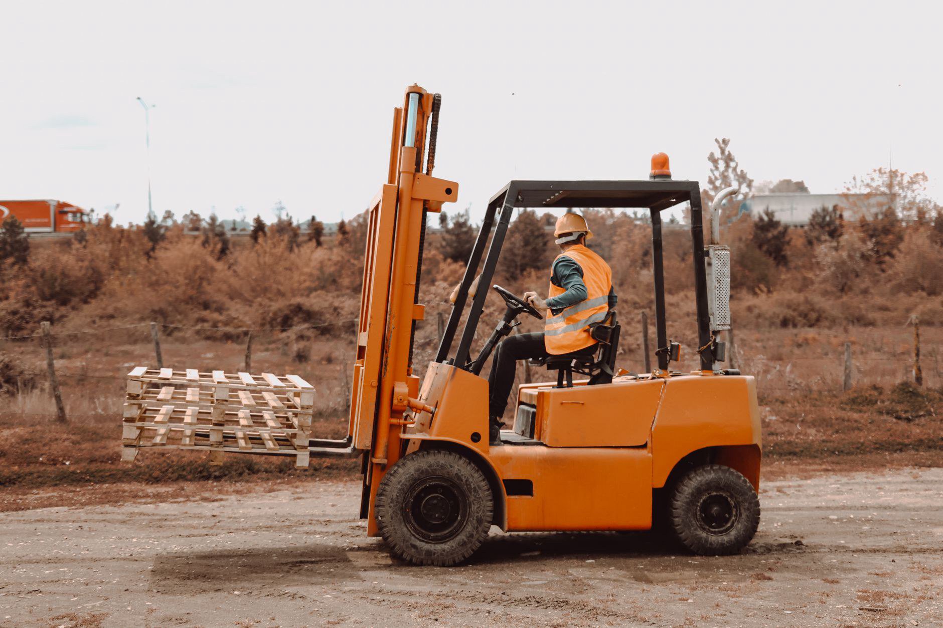Kho mùa cao điểm: xe nâng chạy liên tục, người đi bộ sát kệ